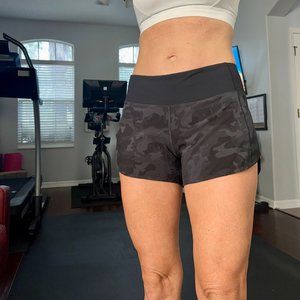 Lululemon Speed Up Mid-Rise Lined Short 4", Size 6, Heritage 365 Camo Deep Coal